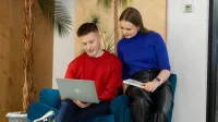 Programowanie gier | Studia I stopnia w Warszawie | Uniwersytet WSB Merito Warszawa: Uczący się studenci z laptopem