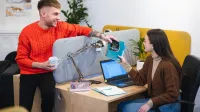 E-marketing | Studia I stopnia w Warszawie | Uniwersytet WSB Merito Warszawa: Studenci przy biurku