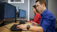 Wyniki wyszukiwania | Uniwersytet WSB Merito Warszawa: Student przy komputerze