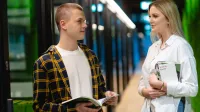 Zarządzanie projektami | Studia II stopnia w Warszawie | Uniwersytet WSB Merito Warszawa: Rozmowa studentów na korytarzu