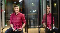 Prawo w biznesie | Studia I stopnia w Warszawie | Uniwersytet WSB Merito Warszawa: Uśmiechnięty student 