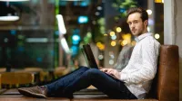 Bezpieczeństwo w cyberprzestrzeni | Studia II stopnia w Warszawie | Uniwersytet WSB Merito Warszawa: Siedzący student z laptopem