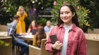 Marketing i sprzedaż | Studia I stopnia w Warszawie | Uniwersytet WSB Merito Warszawa: Studentka z notesem