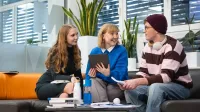 Biznes międzynarodowy | Studia II stopnia w Warszawie | Uniwersytet WSB Merito Warszawa: Grupa studentów siedzi na sofie