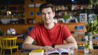 Administracja | Studia II stopnia w Warszawie | Uniwersytet WSB Merito Warszawa: Uśmiechnięty student
