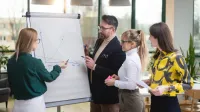 Zarządzanie przedsiębiorstwem | Studia II stopnia w Warszawie | Uniwersytet WSB Merito Warszawa: Omawianie projektu przez pracowników