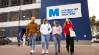 Sprzedaż w innowacyjnym przedsiębiorstwie | Studia II stopnia w Warszawie | Uniwersytet WSB Merito Warszawa: Studenci przed budynkiem uczelni