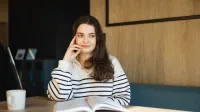 Ekonomia | Studia II stopnia w Warszawie | Uniwersytet WSB Merito Warszawa: studentka z książką 