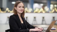 Analityka danych i automatyzacja decyzji biznesowych | Studia I stopnia w Warszawie | Uniwersytet WSB Merito Warszawa: Studentka przy pracy