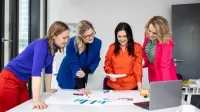 Digital Marketing | Studia II stopnia w Warszawie | Uniwersytet WSB Merito Warszawa: Grupa kobiet przy projekcie 