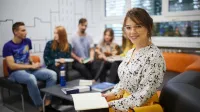 Marketing i sprzedaż | Studia II stopnia w Warszawie | Uniwersytet WSB Merito Warszawa: Grupa studentów na przerwie