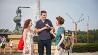Psychologia transportu | Studia podyplomowe w Warszawie | Uniwersytet WSB Merito Warszawa: Studenci przy pomniku syrenki