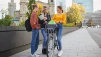Zarządzanie przedsiębiorstwem transportowym | Studia II stopnia w Warszawie | Uniwersytet WSB Merito Warszawa: Grup studentów przy rowerze