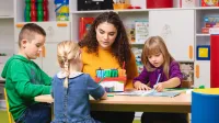 Przygotowanie pedagogiczne – dla nauczycieli przedmiotów lub zajęć prowadzonych w szkole podstawowej i ponadpodstawowej | Studia podyplomowe w Warszawie | Uniwersytet WSB Merito Warszawa: nauczycielka z dziećmi