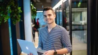 Bezpieczeństwo wewnętrzne | Studia II stopnia w Warszawie | Uniwersytet WSB Merito Warszawa: Student z laptopem