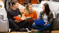 Wyniki wyszukiwania | Uniwersytet WSB Merito Warszawa: Studenci podczas nauki 