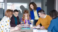 Diversity and Inclusion - Zarządzanie różnorodnością w organizacji | Studia podyplomowe w Warszawie | Uniwersytet WSB Merito Warszawa: grupa ludzi pracująca nad projektem