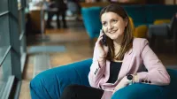Zarządzanie nieruchomościami | Studia podyplomowe w Warszawie | Uniwersytet WSB Merito Warszawa: kobieta rozmawiająca przez telefon