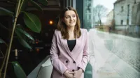 Kadry i płace | Studia podyplomowe w Warszawie | Uniwersytet WSB Merito Warszawa: uśmiechnięta kobieta w żakiecie