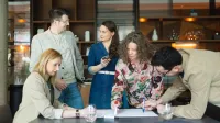 Organizacja i zarządzanie oświatą | Studia podyplomowe w Warszawie | Uniwersytet WSB Merito Warszawa: grupa ludzi pracująca nad projektem