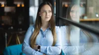 Akademia profesjonalnego coacha | Studia podyplomowe w Warszawie | Uniwersytet WSB Merito Warszawa: kobieta patrząca przez okno