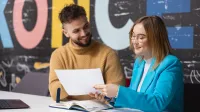 E-commerce Academy | Studia podyplomowe w Warszawie | Uniwersytet WSB Merito Warszawa: Chłopak z dziewczyną rozmawiają przy stole po zajęciach