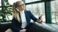 Tworzenie aplikacji internetowych i mobilnych | Studia podyplomowe w Warszawie | Uniwersytet WSB Merito Warszawa: kobieta trzymająca telefon w ręce