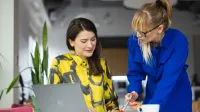 Akademia trenera | Studia podyplomowe w Warszawie | Uniwersytet WSB Merito Warszawa: dwie kobiety rozmawiające ze sobą