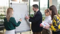 grupa ludzi zapisująca i analizująca wykres