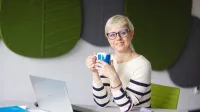 Analiza danych w języku Python z elementami Big Data | Studia podyplomowe w Warszawie | Uniwersytet WSB Merito Warszawa: kobieta trzymająca kubek w rękach