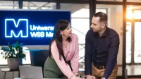 Branding i content marketing | Studia podyplomowe w Warszawie | Uniwersytet WSB Merito Warszawa: mężczyzna i kobieta pracujący nad projektem