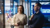 AI: prawo i etyka | Studia podyplomowe w Warszawie | Uniwersytet WSB Merito Warszawa: kobieta rozmawiająca z mężczyzną