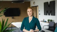 Zarządzanie zasobami ludzkimi | Studia podyplomowe w Warszawie | Uniwersytet WSB Merito Warszawa: kobieta trzymająca się za ręce
