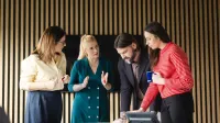 Doradztwo zawodowe i coaching kariery | Studia podyplomowe w Warszawie | Uniwersytet WSB Merito Warszawa: grupa ludzi podczas dyskusji