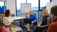 Zarządzanie projektem - Akademia Project Managera | Studia podyplomowe w Warszawie | Uniwersytet WSB Merito Warszawa: grupa ludzi pracująca nad projektem