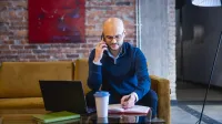 Business Intelligence – analiza danych | Studia podyplomowe w Warszawie | Uniwersytet WSB Merito Warszawa: student rozmawiający przez telefon