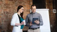 Analiza danych - Data Science z elementami AI | Studia podyplomowe w Warszawie | Uniwersytet WSB Merito Warszawa: kobieta i mężczyzna prowadzący rozmowę