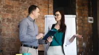 Administracja publiczna | Studia podyplomowe w Warszawie | Uniwersytet WSB Merito Warszawa: mężczyzna z kobietą rozmawiający na temat projektu