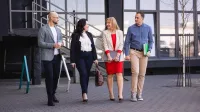 Psychologia transportu | Studia podyplomowe w Warszawie | Uniwersytet WSB Merito Warszawa: grupa osób rozmawiająca ze sobą