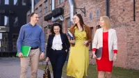Customer experience management | Studia podyplomowe w Warszawie | Uniwersytet WSB Merito Warszawa: grupa ludzi rozmawiająca ze sobą 