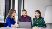 Akademia zarządzania zmianą i strategią | Studia podyplomowe w Warszawie | Uniwersytet WSB Merito Warszawa: grupa ludzi pracująca ze sobą