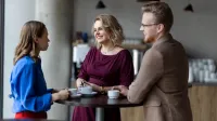 Lean Management | Studia podyplomowe w Warszawie | Uniwersytet WSB Merito Warszawa: grupa ludzi rozmawiająca przy kawie