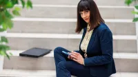 Analiza danych w języku Python z elementami Big Data | Studia podyplomowe w Warszawie | Uniwersytet WSB Merito Warszawa: kobieta trzymająca telefon w ręce