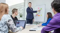 Zarządzanie projektem - Akademia Project Managera | Studia podyplomowe w Warszawie | Uniwersytet WSB Merito Warszawa: grupa ludzi pracująca nad projektem