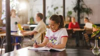 Neuroprzywództwo | Studia podyplomowe w Warszawie | Uniwersytet WSB Merito Warszawa: Kobieta w kawiarni
