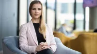 Wyniki wyszukiwania | Uniwersytet WSB Merito Warszawa: Uczestniczka MBA siedzi na fotelu