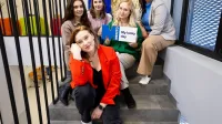 Zarządzanie zespołami rozproszonymi | Studia podyplomowe w Warszawie | Uniwersytet WSB Merito Warszawa: studenci siedzący na schodach 