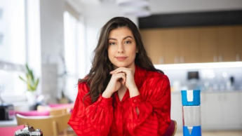 Wyniki wyszukiwania | Uniwersytet WSB Merito Warszawa: Studentka w czerwonej koszuli