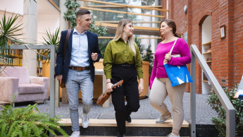 Marketing and Sales | Studia I stopnia w Warszawie | Uniwersytet WSB Merito Warszawa: Osoby schodzące ze schodów 