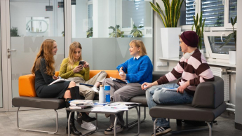 Bezpieczeństwo i higiena pracy | Studia I stopnia w Warszawie | Uniwersytet WSB Merito Warszawa: Grupa siedzących studentów